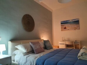 Habitación triple clásica | Ropa de cama de alta calidad, camas con efecto memoria y minibar 