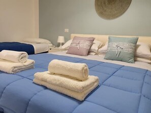 Premium bedding, memory-foam beds, minibar, desk - G-Home Gallipoli rooms and suite (Gallipoli)