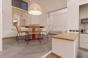 Appartamento con 1 camera da letto, Via dei Medici 13 | Living area | 40-inch flat-screen TV with satellite channels, LCD TV - Brera Apartments in Porta Ticinese (Milan)