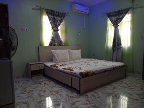 Escritorio, espacio para trabajar con laptop y ropa de cama 