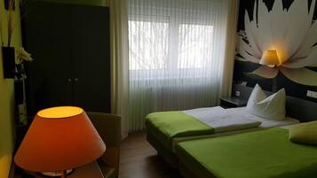Single Room | Desk, free cribs/infant beds, free WiFi, bed sheets