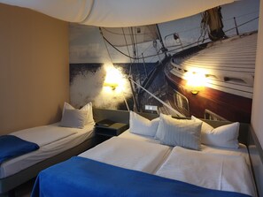 Triple Room | Desk, free cribs/infant beds, free WiFi, bed sheets - Hotel zur Fichtenbreite Garni (Coswig)