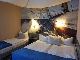 Triple Room | Desk, free cribs/infant beds, free WiFi, bed sheets