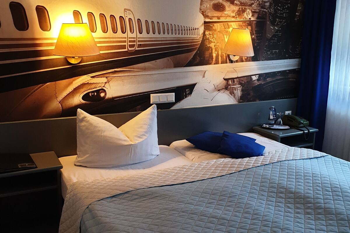 single room | desk, free cots/infant beds, free wifi, bed sheets