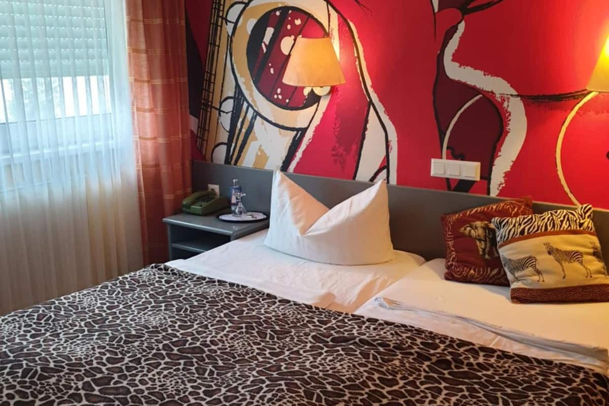 desk, free cots/infant beds, free wifi, bed sheets