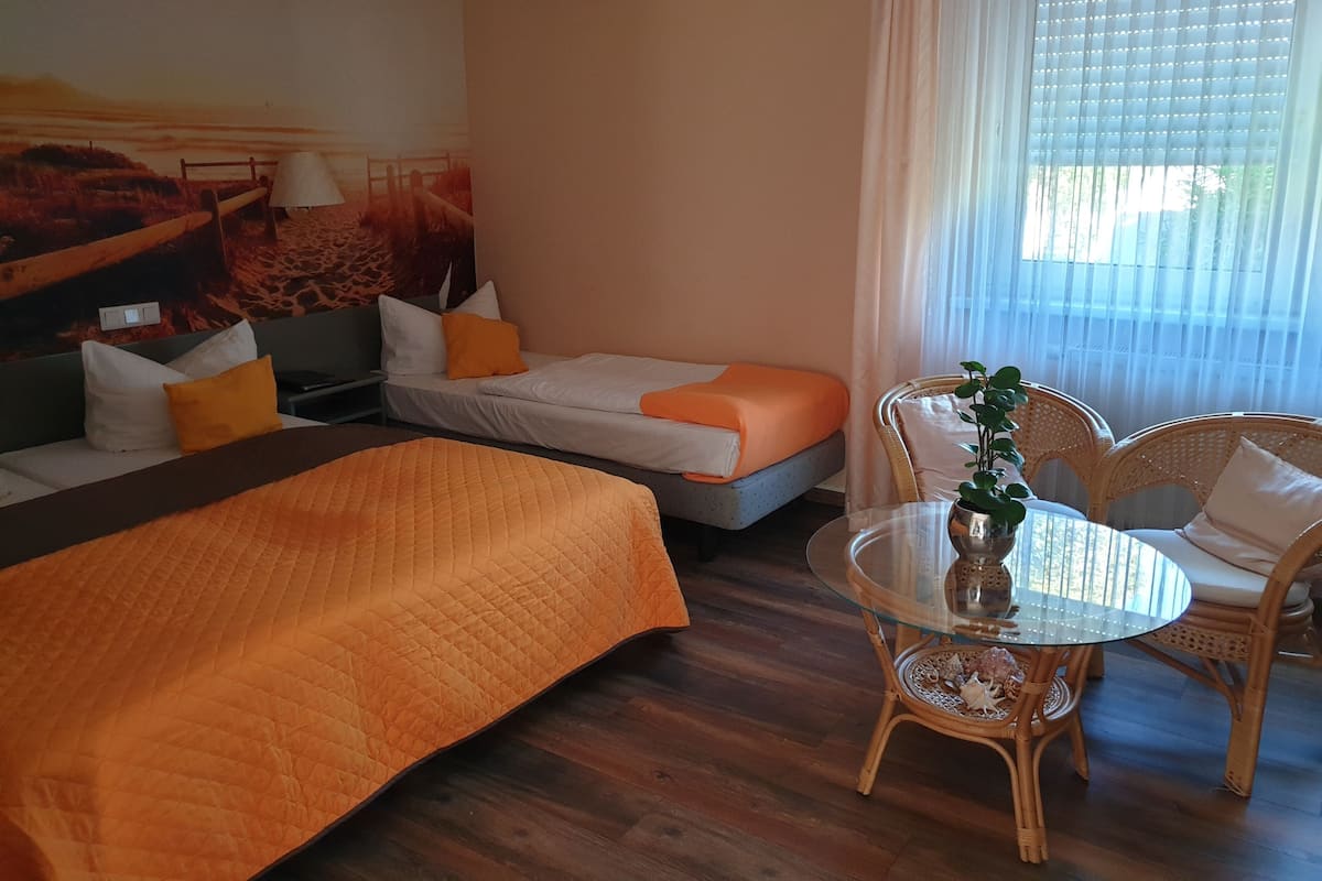 triple room | desk, free cots/infant beds, free wifi, bed sheets