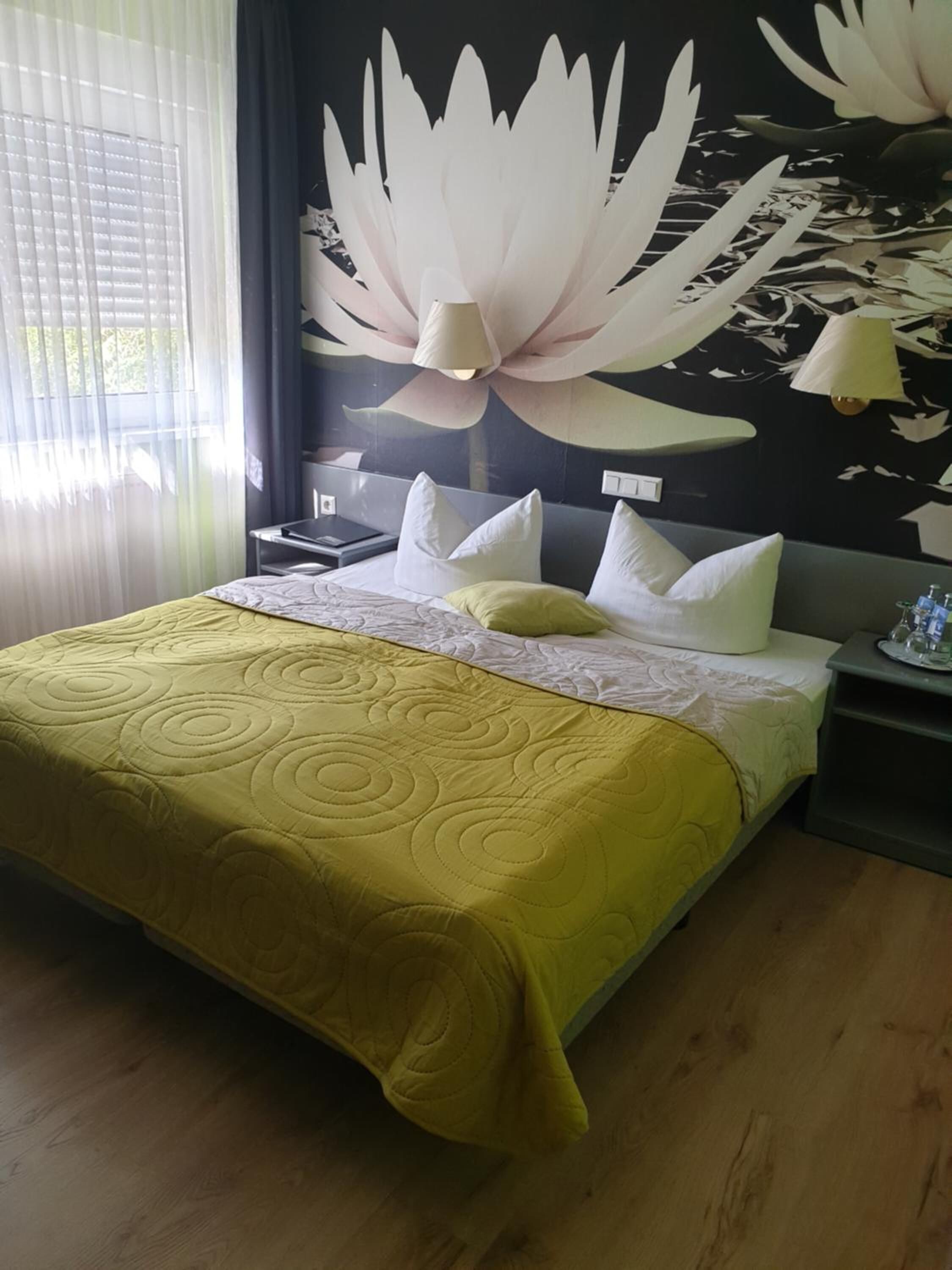 desk, free cots/infant beds, free wifi, bed sheets