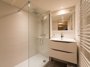 Habitación doble Confort, baño en la habitación, vista a la ciudad | Baño