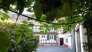 Ein Innenhof mit einem Gebäude im Hintergrund.
