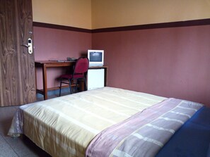 Classic Double Room | Minibar, desk