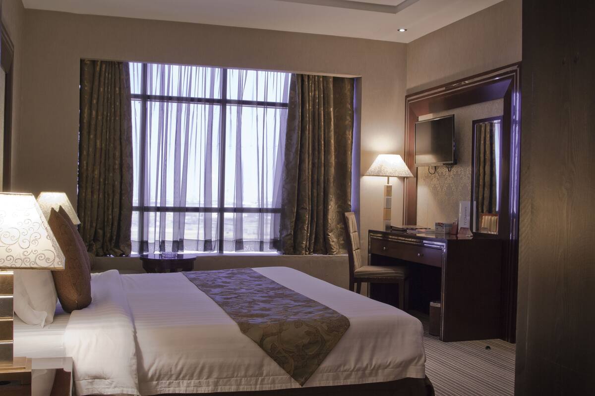 deluxe room, city view | in-room safe, desk, blackout curtains, soundproofing