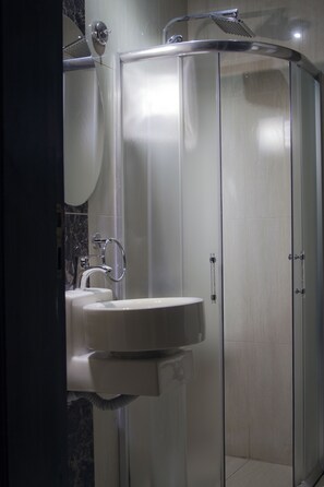 Shower, free toiletries, hair dryer, slippers - EKONO by Leva Jeddah Airport Hotel (Jeddah)
