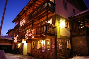 Fachada de la propiedad por la tarde o noche