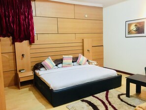 Suite Presidensial | Seprai katun Mesir, seprai premium, busa memori, dan meja kerja