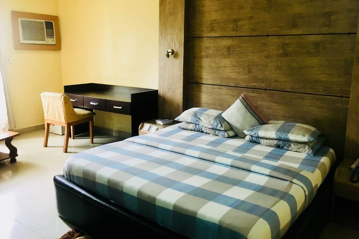 Une chambre à coucher avec un lit, un bureau et une chaise.