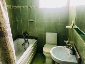 Kamar Eksekutif | Kamar mandi | Kombinasi shower/bathtub, bathtub besar,  dan perlengkapan mandi gratis