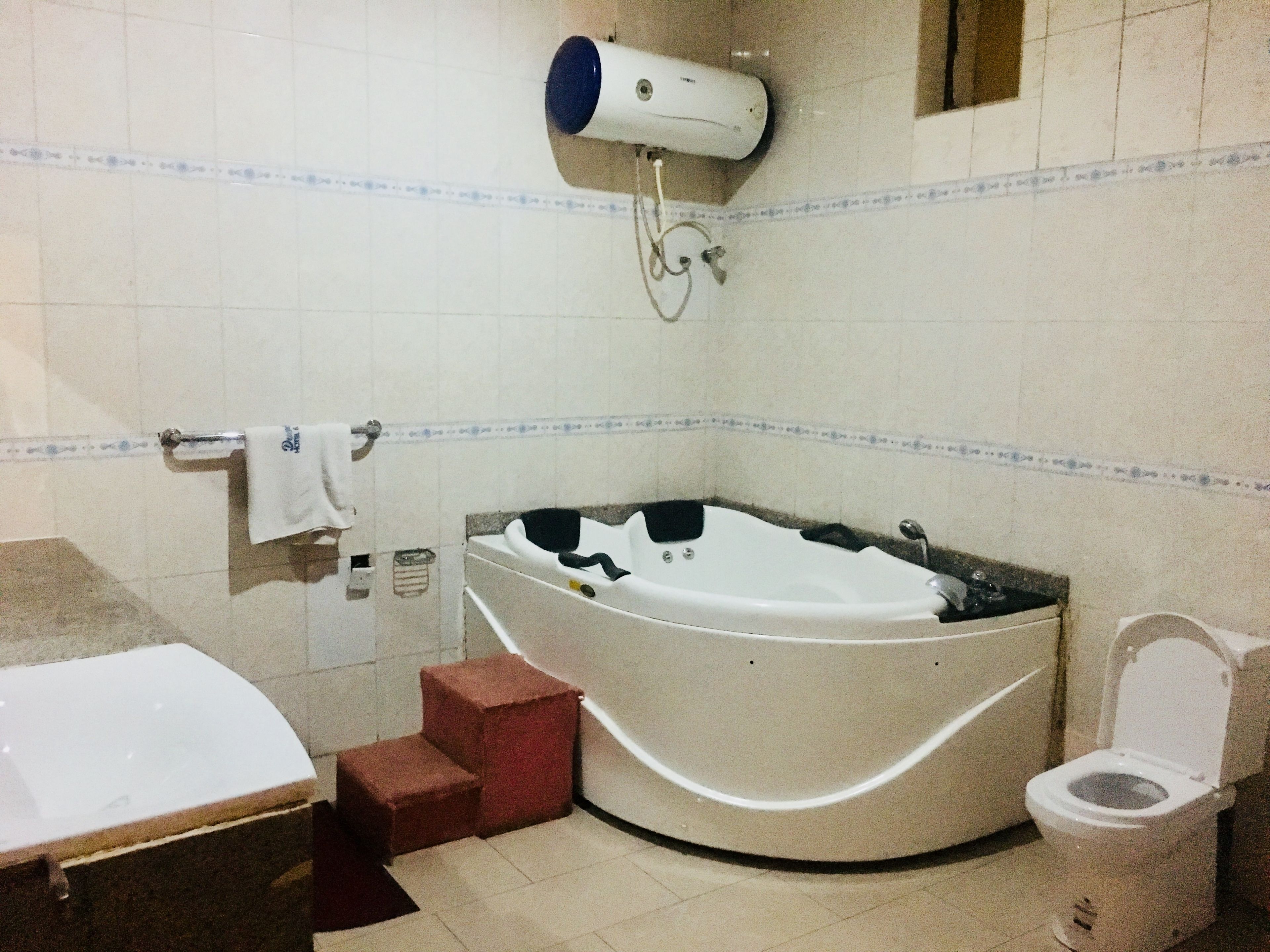 Presidential-Suite | Badezimmer | Duschwanne, Komfortbadewanne, kostenlose Toilettenartikel, Handtücher