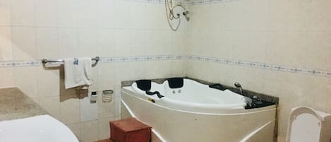 Bañera con ducha, bañera profunda, artículos de tocador gratuitos