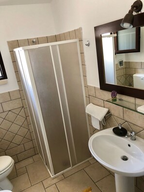Double Room, Non Smoking, Garden View (Girasole ) | Bathroom | Shower, hair dryer, bathrobes, bidet - Affittacamere Paduli Piani (Matino)