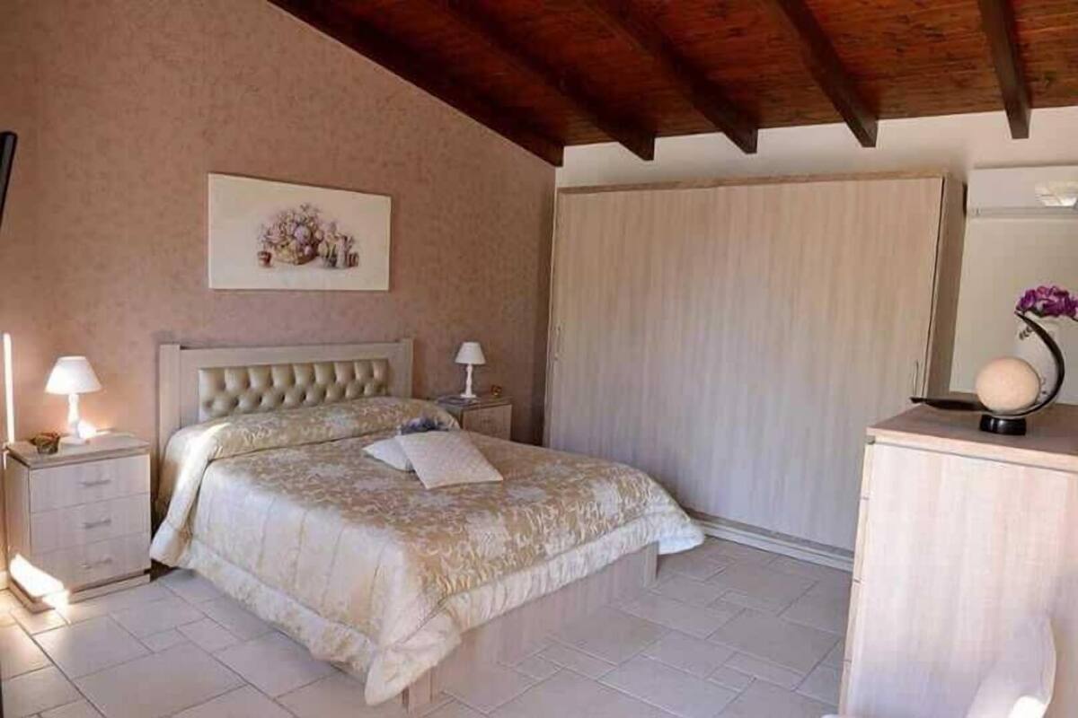 Habitación familiar, para no fumadores, vista al jardín (Ortensia ) | Minibar, escritorio, cunas gratuitas y camas extra