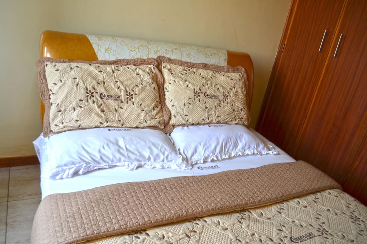 Cribs (free), rollaway beds (free), WiFi (free), bed sheets