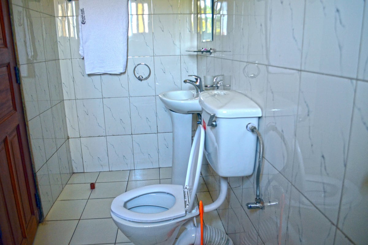 Shower, rainfall showerhead, free toiletries, towels
