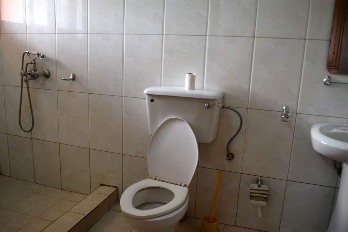 Executive Room | Bathroom | Shower, rainfall showerhead, free toiletries, towels