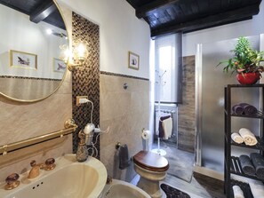 Vierpersoonskamer, privébadkamer (External) | Badkamer | Een douche, gratis toiletartikelen, een bidet, handdoeken