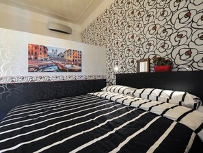 Vierpersoonskamer, privébadkamer (External) | Een bureau, gratis wifi, beddengoed