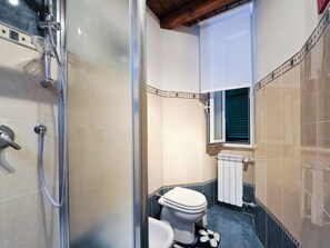 Twin Room, Private Bathroom (External) | Bathroom | Shower, free toiletries, bidet, towels - Da Augusto B&B (Rome)