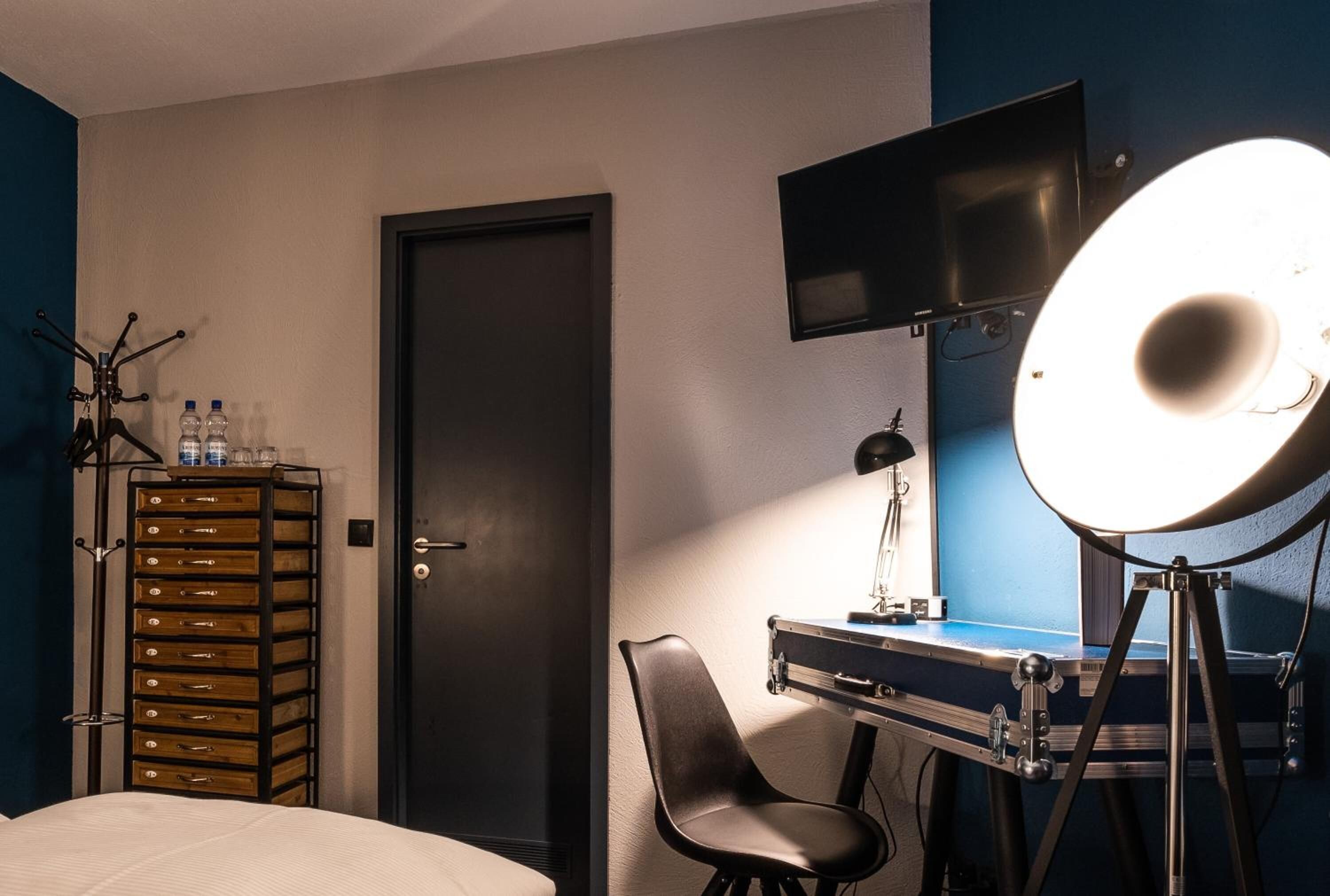 individually decorated, individually furnished, desk, laptop workspace