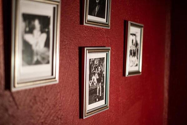 A wall with four framed photographs. - Engel Hotel und Diner (Aulendorf)