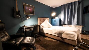 Single Room, 1 Twin Bed, Non Smoking | Individually decorated, individually furnished, desk, laptop workspace