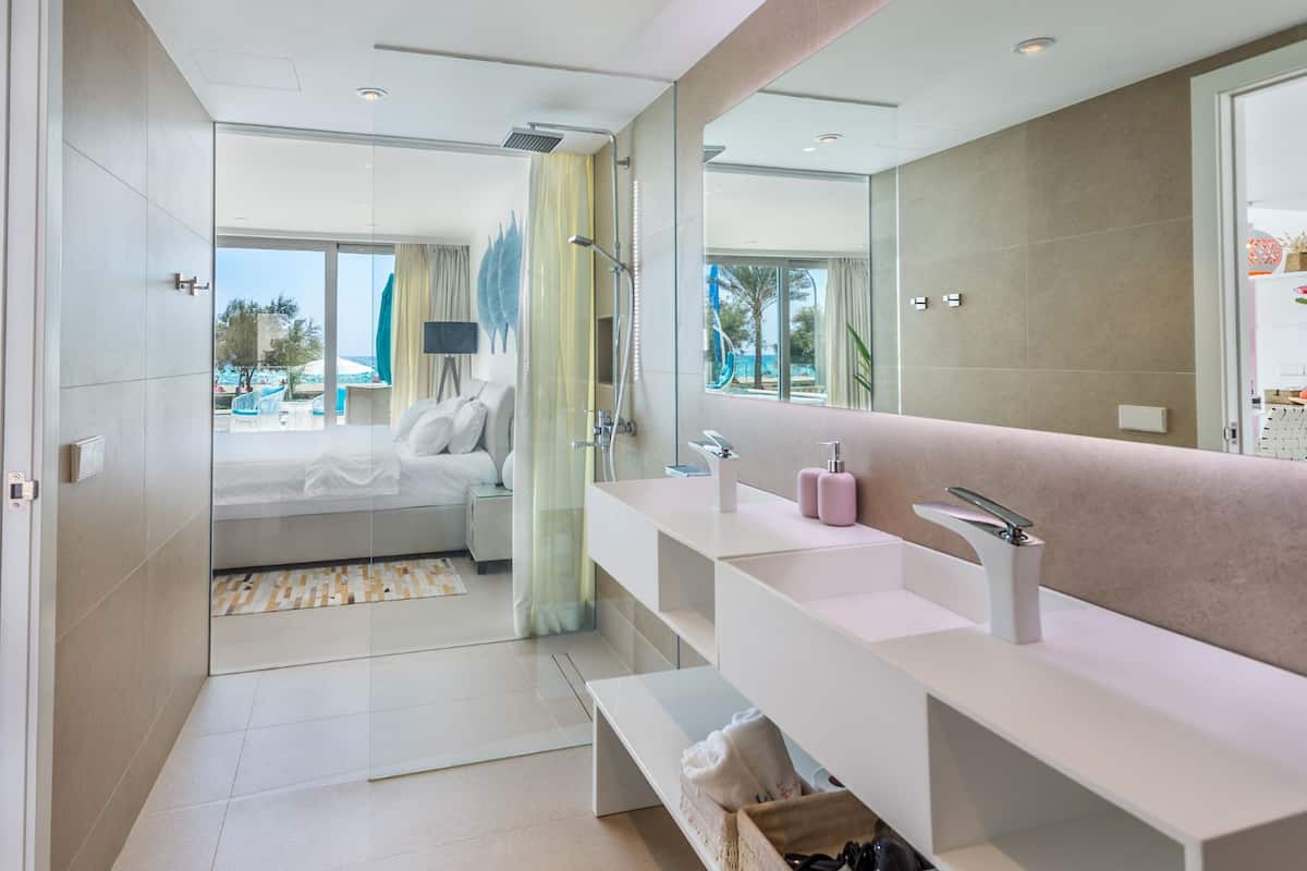 Deluxe Suite (Sea Sun Sand) | Bathroom | Free toiletries, hair dryer, towels