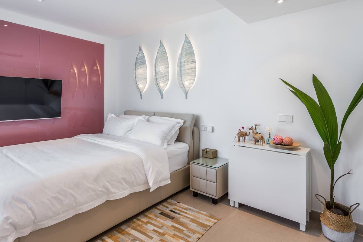 ห้องดีลักซ์สวีท (Suite and Cozy) | เครื่องนอนระดับพรีเมียม, ตู้นิรภัยในห้องพัก,   ผ้าม่านกันแสง