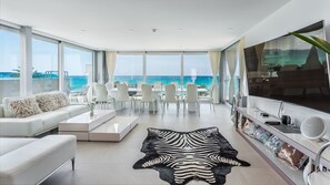 Deluxe-Penthouse, 2 Schlafzimmer (Heaven on Earth) | Wohnbereich | 46-Zoll-LED-Fernseher mit Satellitenempfang, Fernseher