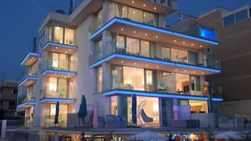 Fachada de la propiedad por la tarde o noche