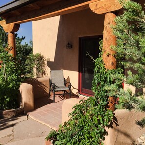 Terrace/patio - We Are 20 Miles From The Taos Ski Valley And 1.25 Miles From The Center Of Town. (Taos)