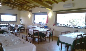 Lunch och middag serveras, med utsikt mot trädgården 