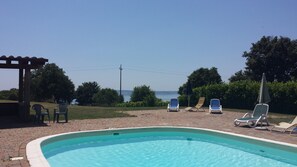 Piscine extérieure (ouverte en saison), parasols de plage