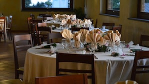 A restaurant with round tables set for dining, each with a white tablecloth, folded napkins, and glassware. - Agriturismo Monte dell'Olmo (Trevignano Romano)