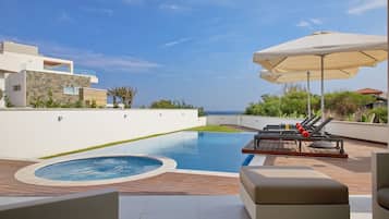 Perena 5 Bedroom Beachfront Villa | Terrace/patio