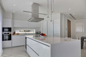 Idania 3-Bedroom Sea View Villa | Cocina privada | Refrigerador con congelador, microondas, horno y parrilla de estufa 