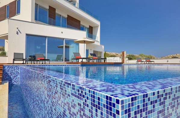 Idania 3-Bedroom Sea View Villa | Rooftop pool