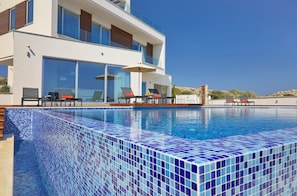 Idania 3-Bedroom Sea View Villa | Piscina en la azotea | Una piscina al aire libre, sombrillas, tumbonas