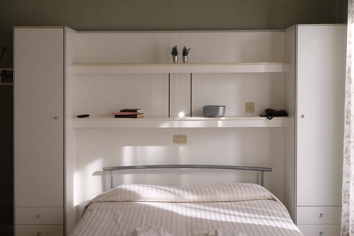 Escritorio y ropa de cama
