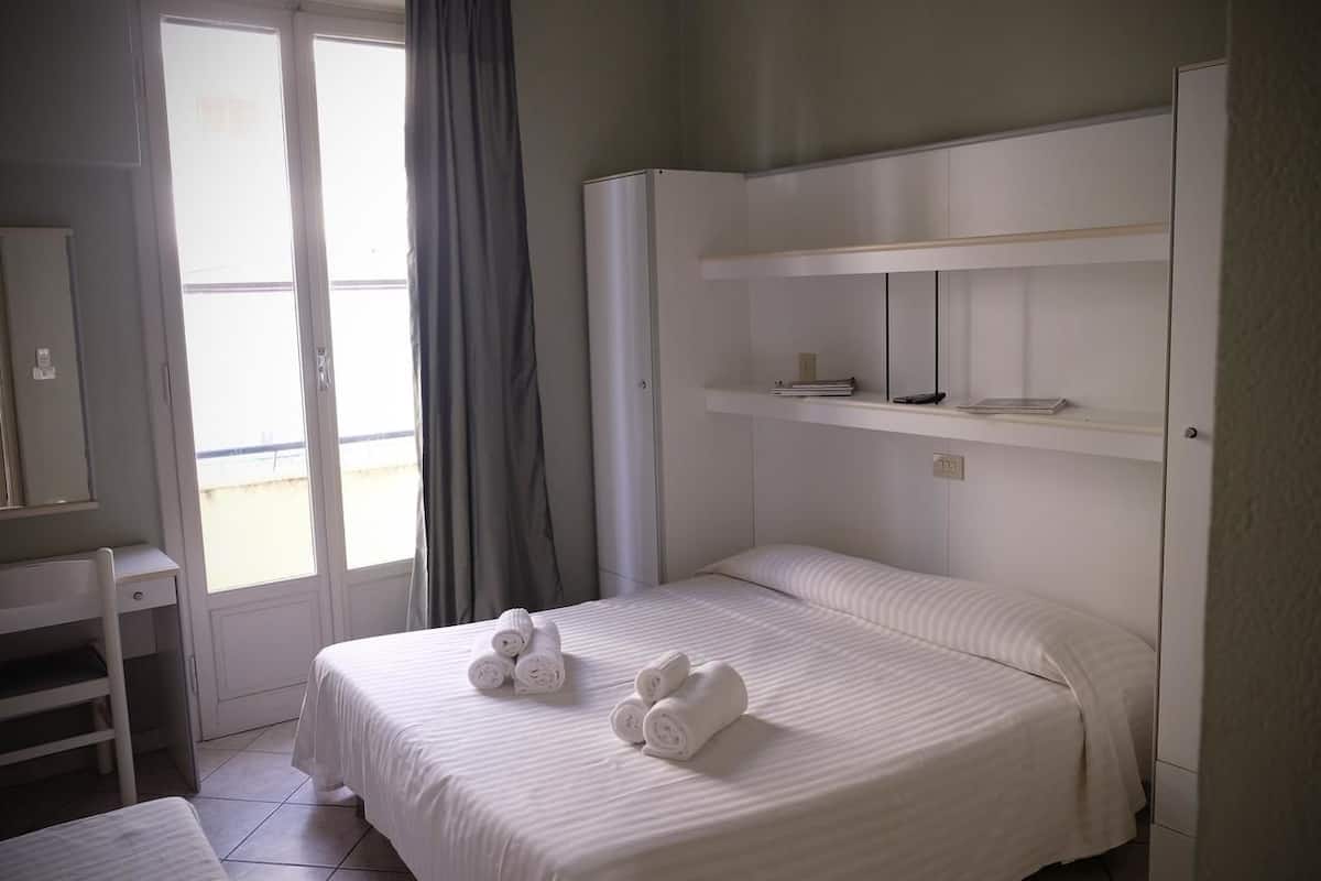 Escritorio y ropa de cama
