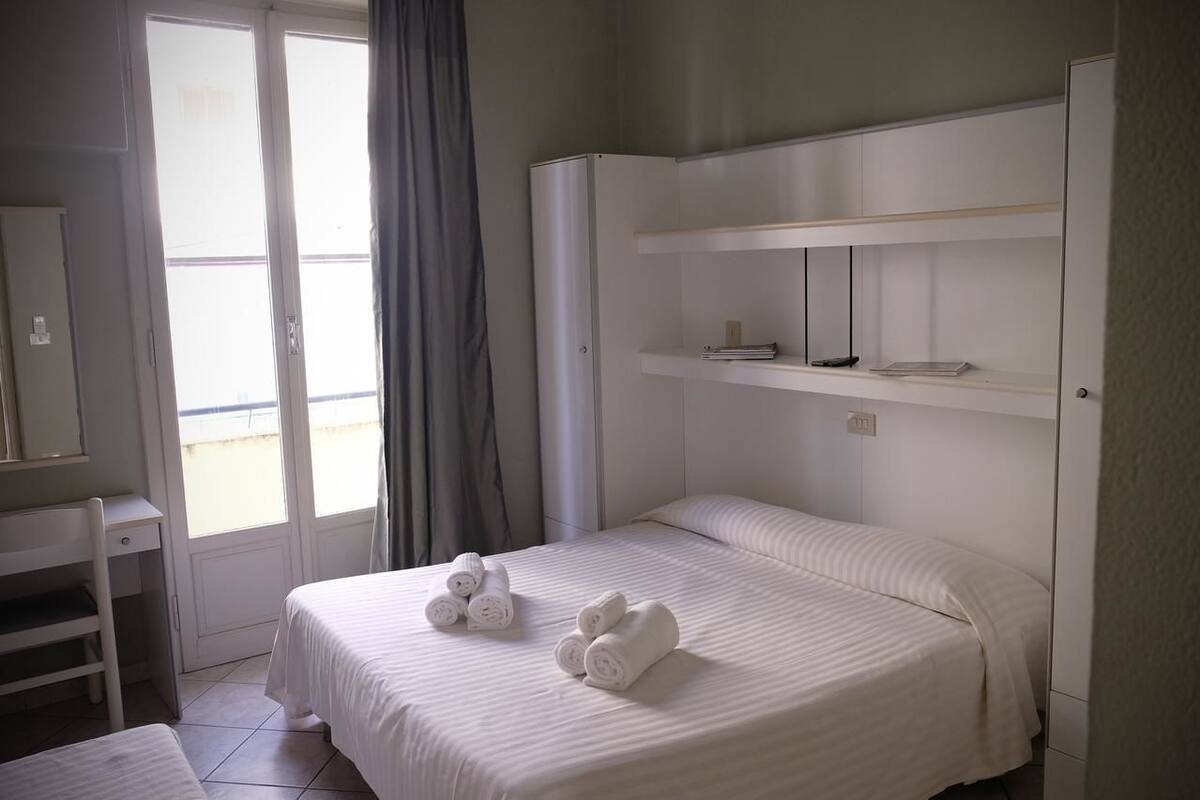 Escritorio y ropa de cama