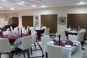 Breakfast, lunch, dinner served; local and international cuisine  - Ellyxville Hotels (Lekki)
