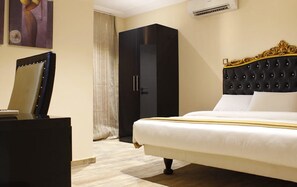 Presidential Suite | Minibar, in-room safe, desk, soundproofing - Ellyxville Hotels (Lekki)